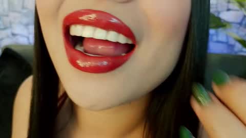 Mia online show from December 19, 7:43 pm