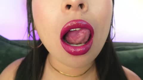 Snapshot of mia_roux1 chatting on May 8, 12:05 am Mia online show from May 8, 12:05 am