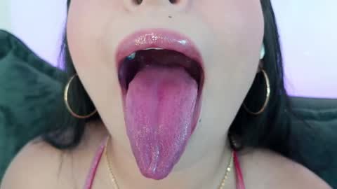Snapshot of mia_roux1 chatting on May 17, 10:39 pm Mia online show from May 17, 10:39 pm
