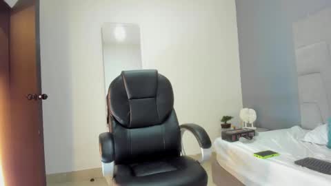 Snapshot of mia_smith_x chatting on February 19, 2:23 am mia_smith_x online show from February 19, 2:23 am