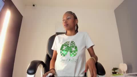Snapshot of mia_smith_x chatting on March 5, 2:14 am mia_smith_x online show from March 5, 2:14 am