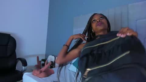 Snapshot of mia_smith_x chatting on October 18, 7:36 pm mia_smith_x online show from October 18, 7:36 pm