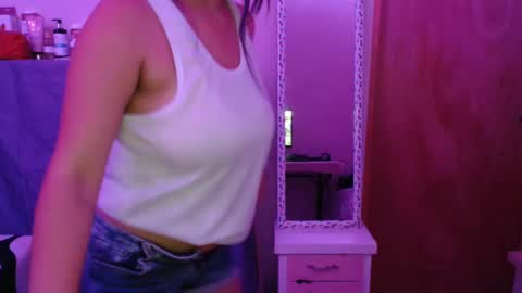 Snapshot of mia_smithl chatting on February 20, 5:12 am mia_smithl online show from February 20, 5:12 am