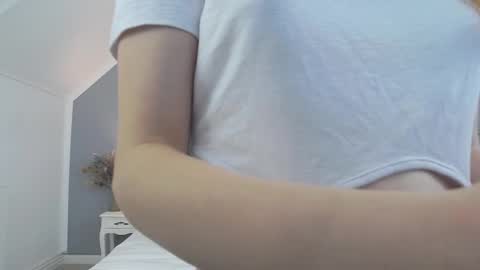 Mia online show from November 25, 6:02 am