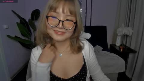 Snapshot of mia_tins chatting on November 18, 2:28 am Lemma online show from November 18, 2:28 am