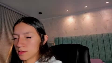 Snapshot of mia_velmont chatting on June 25, 3:17 am Miaaa online show from June 25, 3:17 am