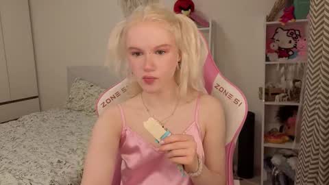 Snapshot of mia_waterlily chatting on March 15, 3:12 am Mia online show from March 15, 3:12 am