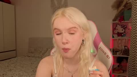 Snapshot of mia_waterlily chatting on March 17, 3:11 am Mia online show from March 17, 3:11 am