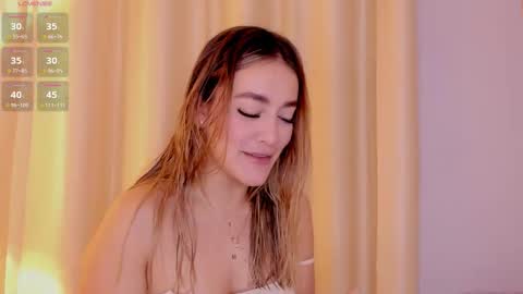 Mia White  online show from February 21, 1:01 pm