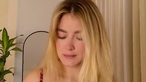 Snapshot of mia_white11 chatting on June 16, 2:09 pm Mia White online show from June 16, 2:09 pm