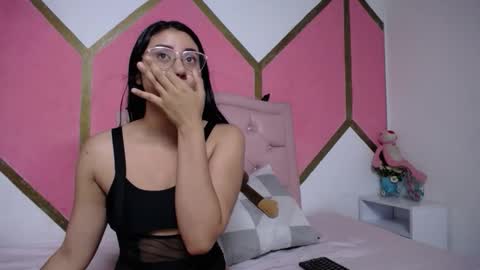 Mia online show from December 3, 11:52 am