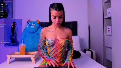 Snapshot of mia_world_ chatting on December 19, 9:49 pm online show from December 19, 9:49 pm