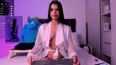 Snapshot of mia_world_ chatting on December 21, 1:36 am online show from December 21, 1:36 am