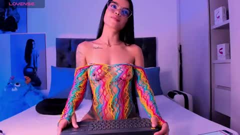 Snapshot of mia_world_ chatting on January 8, 10:16 pm online show from January 8, 10:16 pm