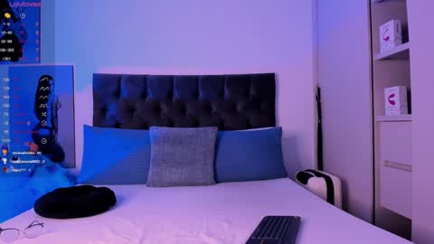 Snapshot of mia_world_ chatting on January 9, 1:39 am online show from January 9, 1:39 am