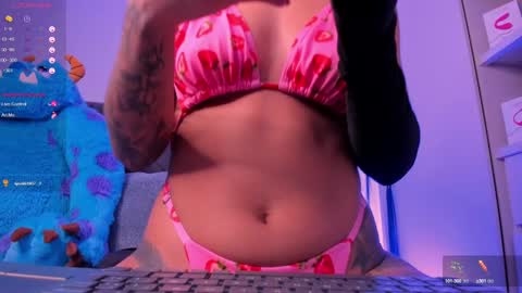 Snapshot of mia_world_ chatting on February 8, 2:47 am online show from February 8, 2:47 am