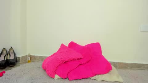 Snapshot of mia_xxx__ chatting on December 22, 10:06 am MIA INDEPENDENT MODEL online show from December 22, 10:06 am