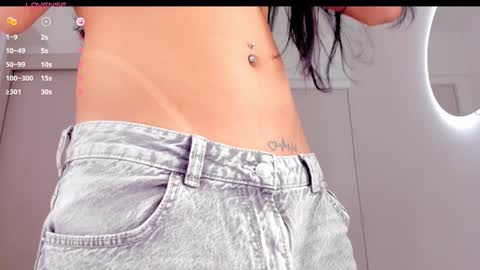 Snapshot of mia_yourmommy chatting on December 9, 4:01 am     online show from December 9, 4:01 am