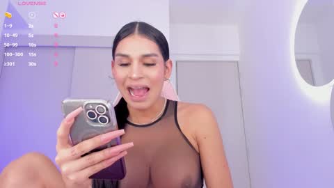 Snapshot of mia_yourmommy chatting on December 17, 9:17 am     online show from December 17, 9:17 am