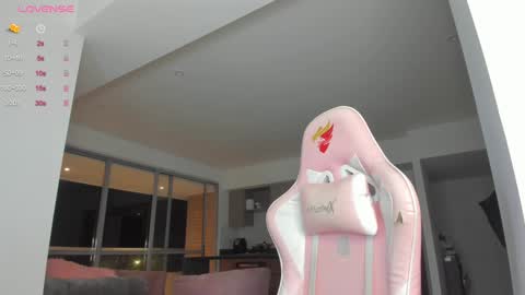 Snapshot of mia_yourmommy chatting on January 22, 7:03 am     online show from January 22, 7:03 am