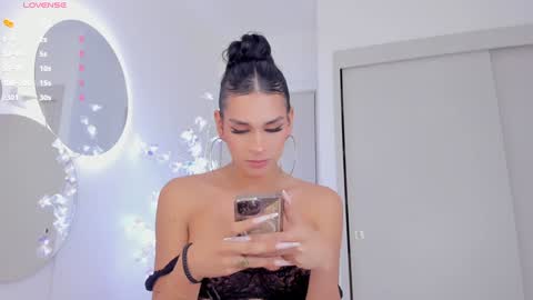 Snapshot of mia_yourmommy chatting on February 3, 4:46 am     online show from February 3, 4:46 am