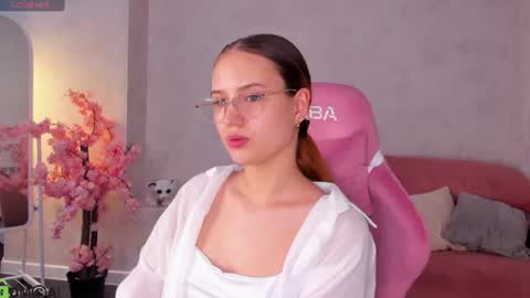 Mia online show from June 16, 11:02 am