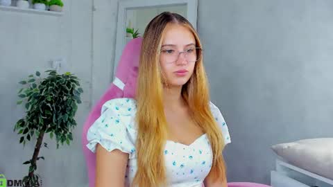 Mia online show from July 25, 9:18 am