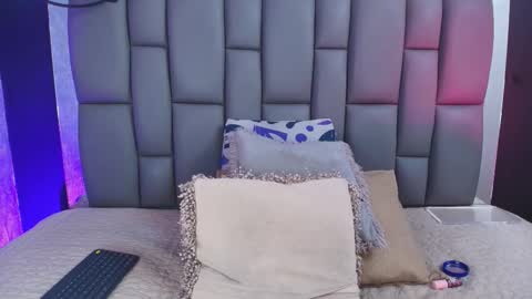 Mia online show from September 9, 12:05 pm