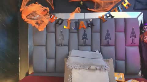 Mia online show from October 22, 12:05 pm