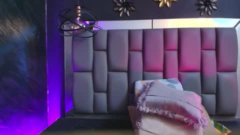 Mia online show from November 11, 12:05 pm