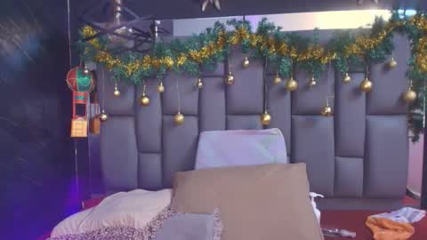 Mia online show from December 20, 12:01 pm