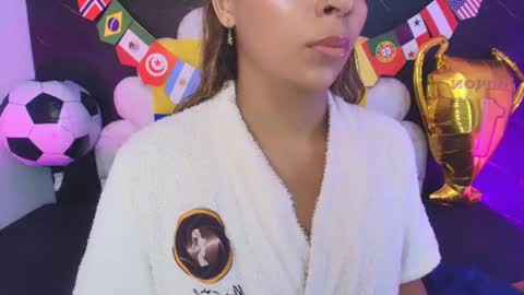 Mia online show from June 25, 11:59 am