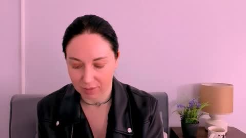 Mia online show from April 25, 3:31 pm
