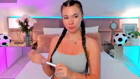 Snapshot of miaamuse chatting on June 23, 7:01 pm Mia online show from June 23, 7:01 pm