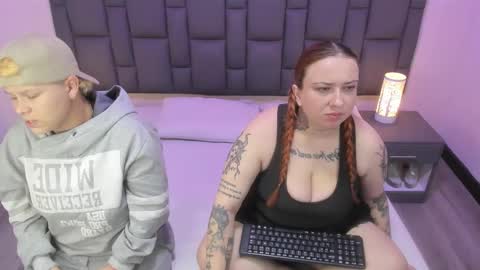 Snapshot of miaandmolly_ chatting on March 6, 3:13 am mia red hair molly short hair online show from March 6, 3:13 am