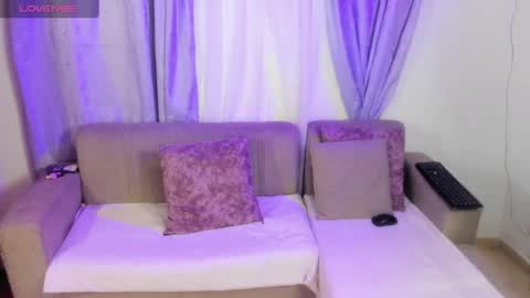 Snapshot of miaandmolly_ chatting on June 6, 2:05 am mia red hair molly short hair online show from June 6, 2:05 am
