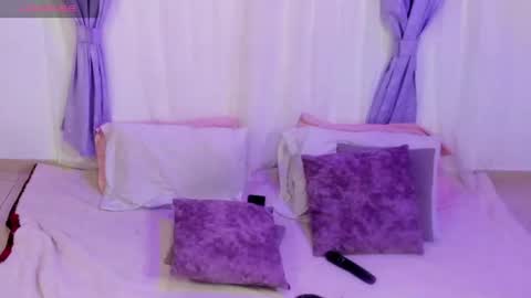 Snapshot of miaandmolly_ chatting on June 11, 12:32 am mia red hair molly short hair online show from June 11, 12:32 am