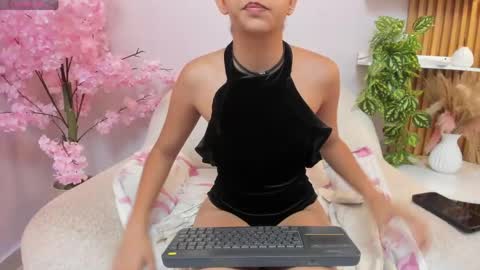 Mia online show from April 28, 11:37 am