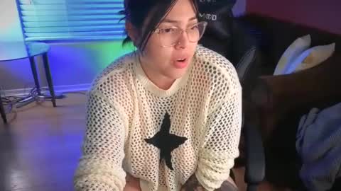 Snapshot of miacanela_xo chatting on December 15, 5:02 am Mia online show from December 15, 5:02 am