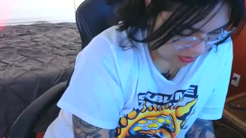 Snapshot of miacanela_xo chatting on December 24, 4:22 am Mia online show from December 24, 4:22 am