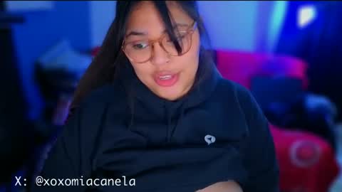 Snapshot of miacanela_xo chatting on December 15, 3:11 am Mia online show from December 15, 3:11 am