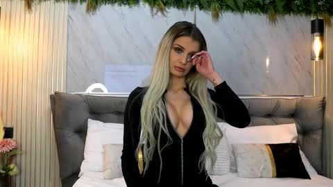 Snapshot of miacharm1 chatting on January 9, 9:49 pm Mia online show from January 9, 9:49 pm