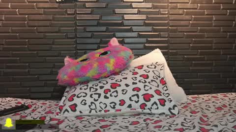 Snapshot of miadimota chatting on December 13, 3:49 am Mia online show from December 13, 3:49 am