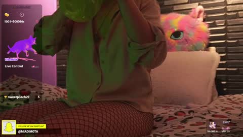 Snapshot of miadimota chatting on December 14, 7:40 am Mia online show from December 14, 7:40 am