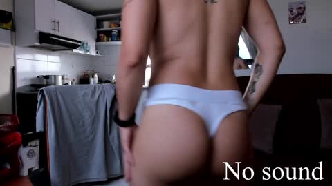 Snapshot of miadimota chatting on January 16, 7:31 pm Mia online show from January 16, 7:31 pm