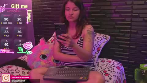 Snapshot of miadimota chatting on September 27, 5:34 am Mia online show from September 27, 5:34 am