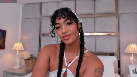 Snapshot of miaebony_ chatting on December 10, 7:22 pm Call me Mia online show from December 10, 7:22 pm