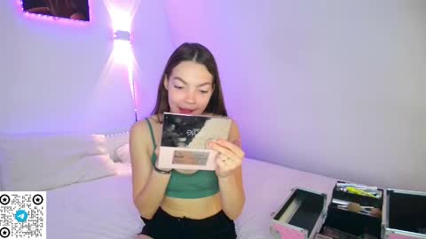 Snapshot of miafiora chatting on May 19, 1:11 am Mia online show from May 19, 1:11 am