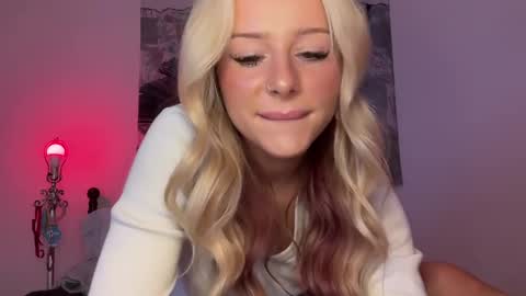 Snapshot of miaharperxox chatting on February 11, 11:22 pm Mia Harper online show from February 11, 11:22 pm