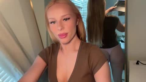 Snapshot of miaharperxox chatting on June 4, 8:48 pm Mia Harper online show from June 4, 8:48 pm